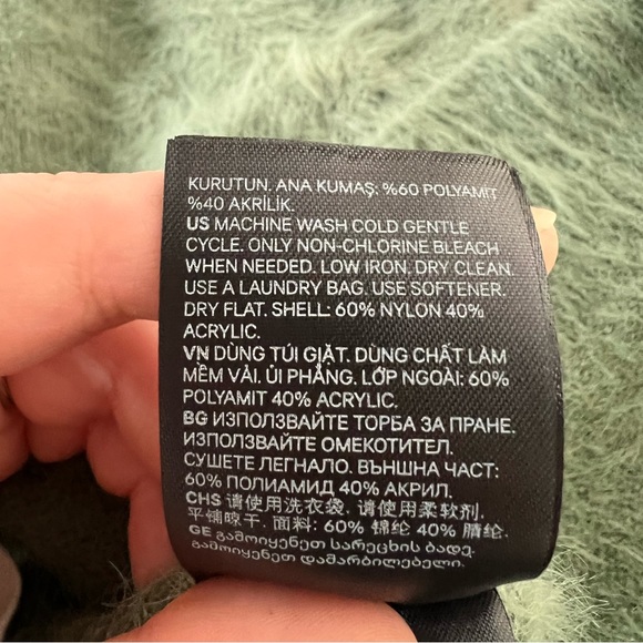 H&M fuzzy drop shoulder sweater - Picture 5 of 6